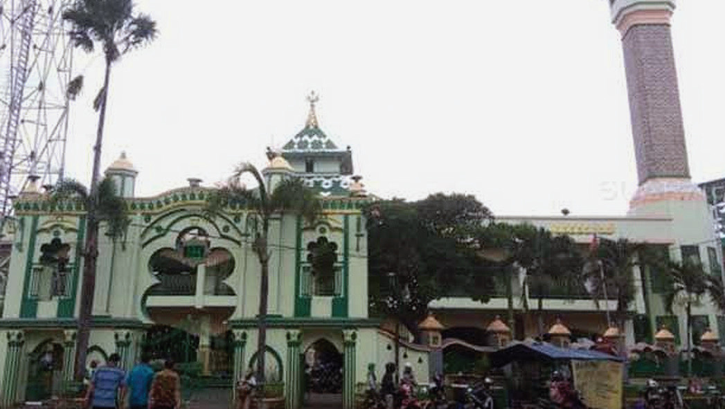 Masjid Agung Kauman Semarang berdiri di sebelah barat alun-alun kota di Perkampungan Kauman (Jawa). 