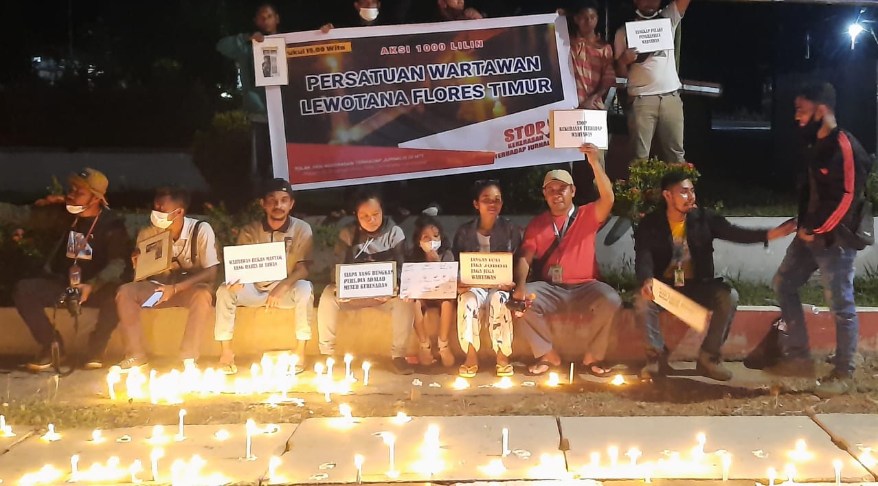 Aksi memprotes kekerasan terhadap wartawan yang digelar para wartawan Flores Timur.