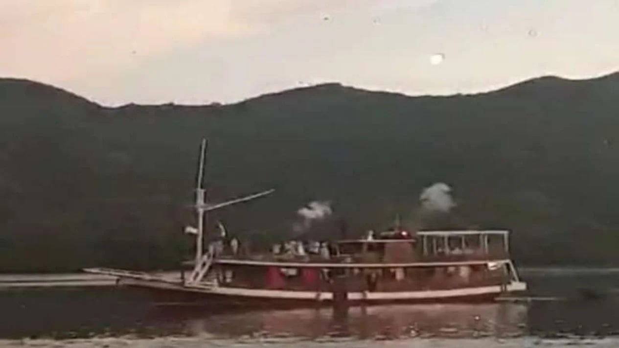 Foto yang muncul di media sosial, wisatawan menyalakan petasan di Pulau Kalong, Taman Nasional Komodo, Nusa Tenggara Timur.  