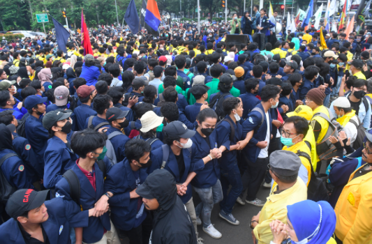  Sejumlah mahasiswa menggelar aksi unjuk rasa 21 April di kawasan Patung Kuda, Jakarta, Kamis (21/4/2022). 