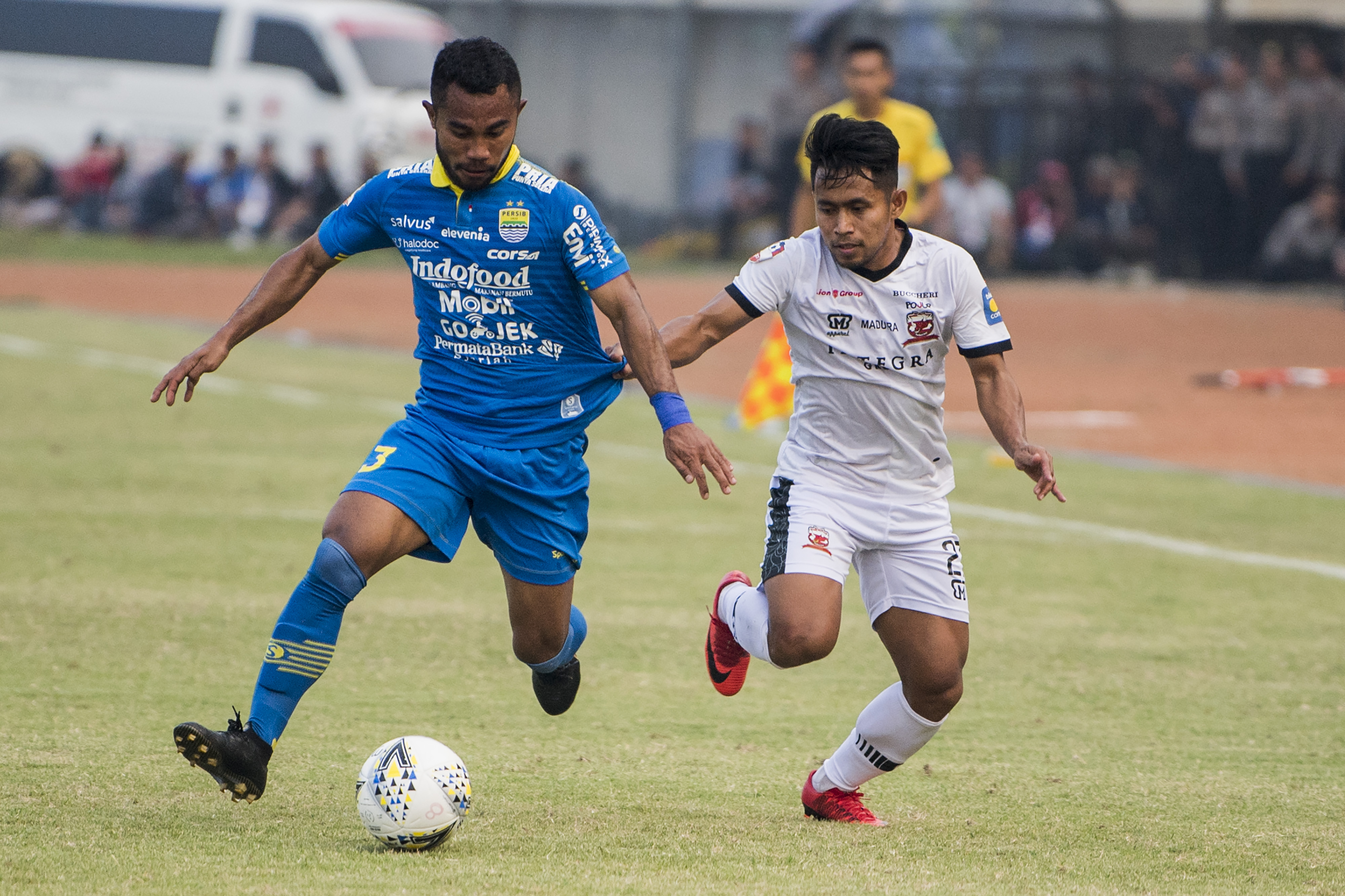 Bek Persib Ardi Idrus (kiri)