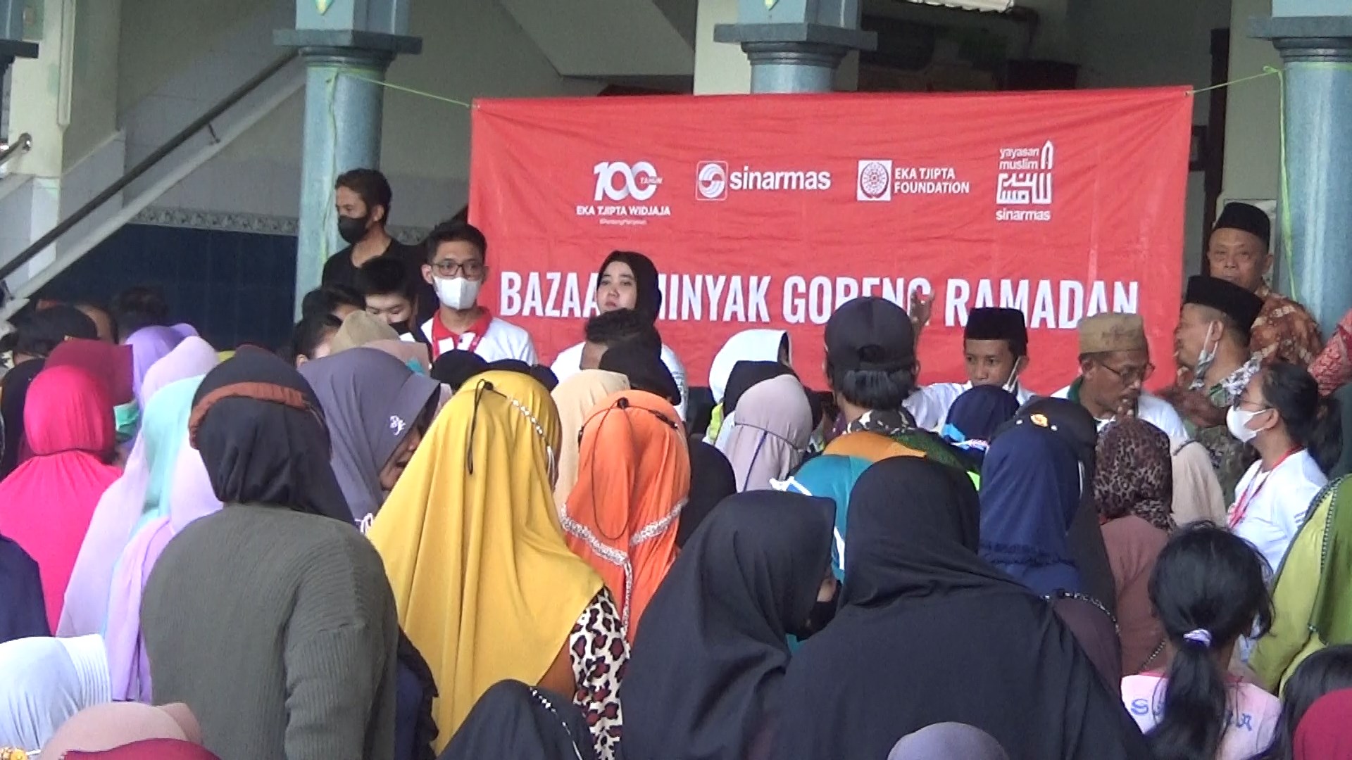Warga berkerumun untuk mendapatkan minyak goreng murah dalam Bazaar ramadan di Kudus, Jawa Tengah
