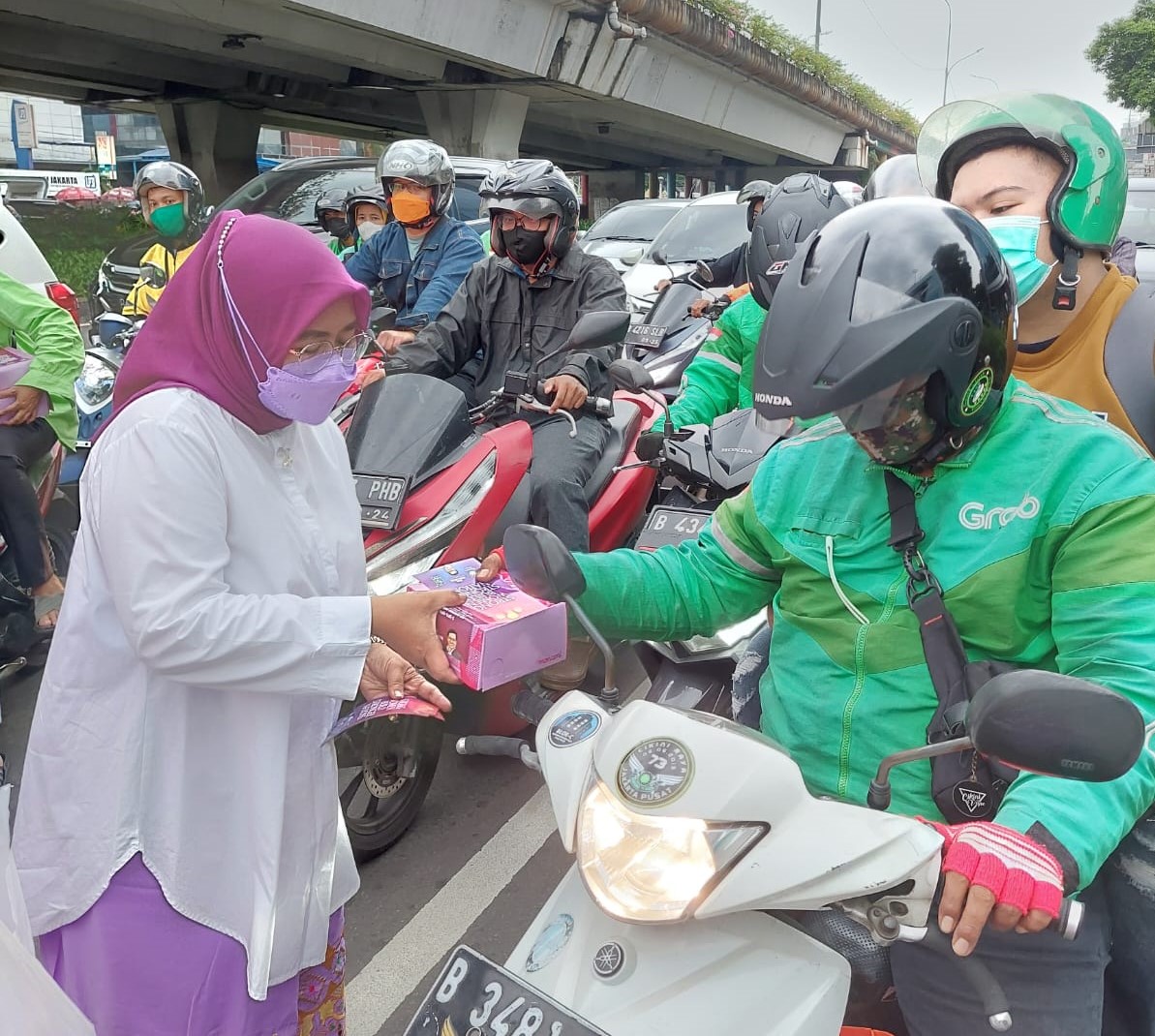 Perempuan Bangsa Berbagi satu juta takjil dan sembako untuk seluruh Indonesia selama Ramadan 1443 H.