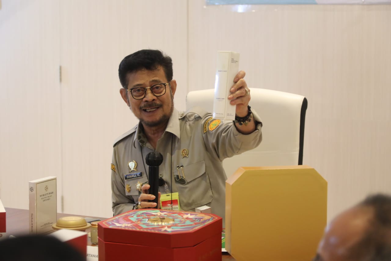 Mentan Syahrul Yasin Limpo menunjukkan produk sarang walet dari PT. Anugerah Citra Walet Indonesia yang diekspor ke Tiongkok.