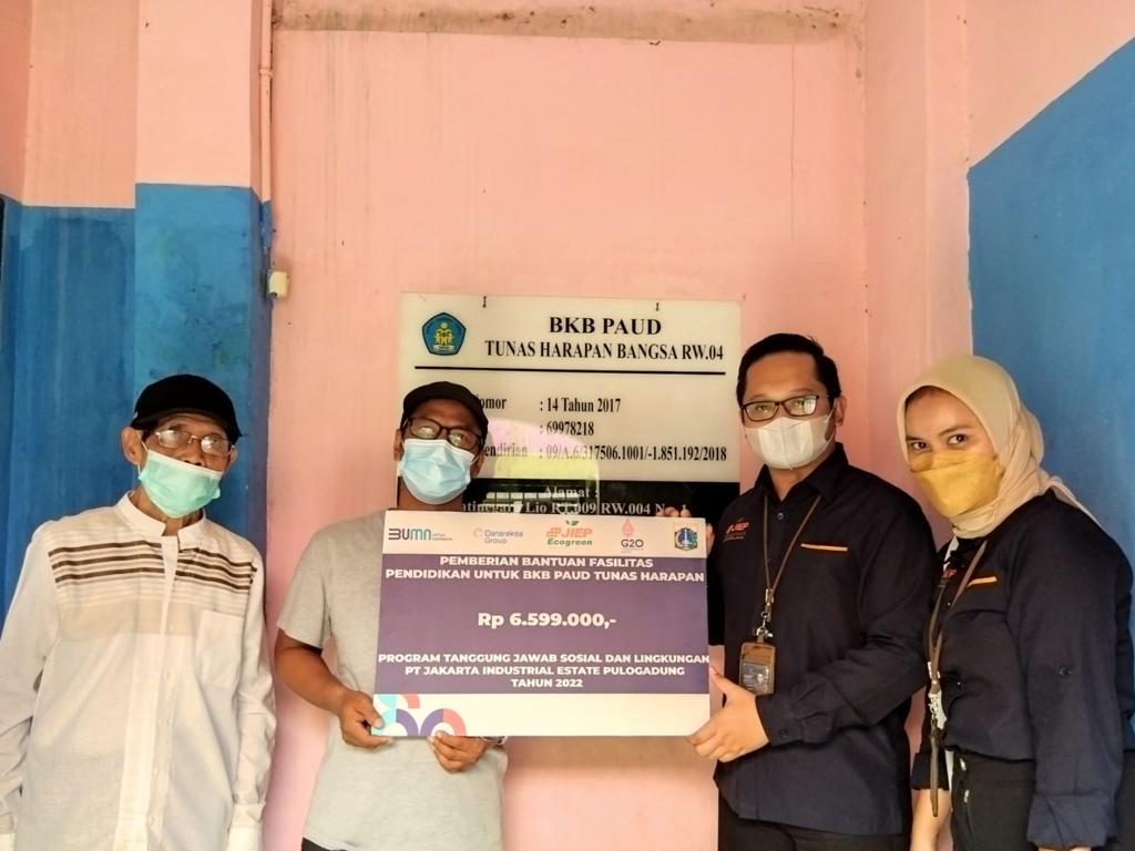 Kegiatan pembagian sembako di sekitar Kawasan Industri Pulogadung.