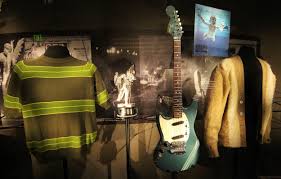 Gitar biru Kurt Cobain yang akan dilelang.