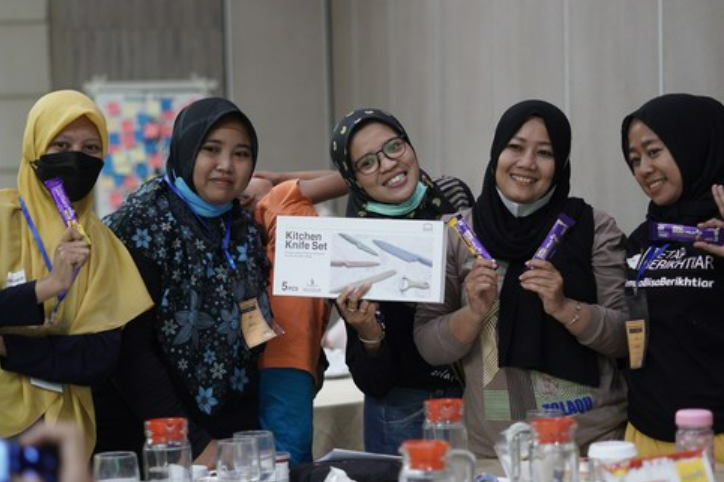 Membangun ekonomi keluarga melalui perempuan berarti kita sedang membangun ekonomi nasional.