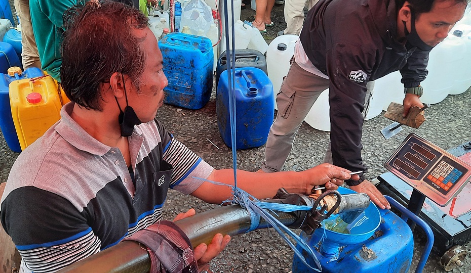 Minyak goreng curah.