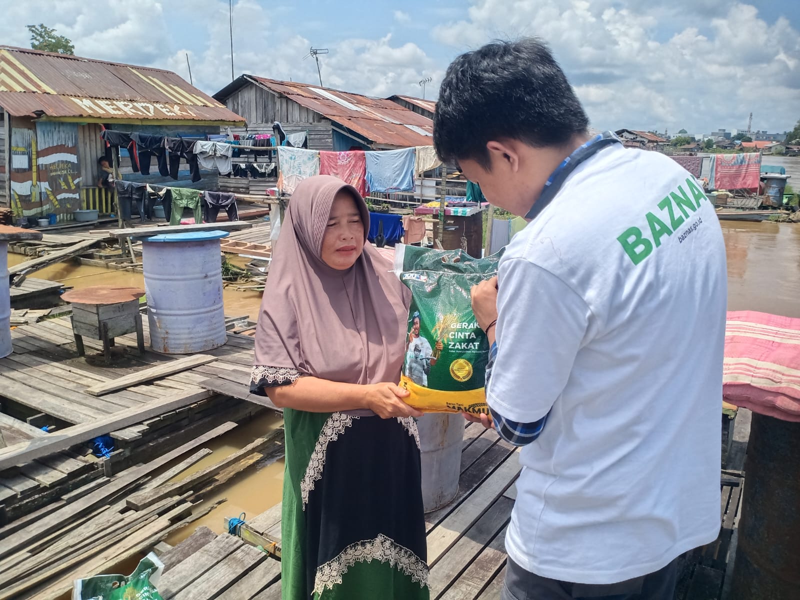 Baznas menyalurkan beras zakat fitrah ke seluruh Indonesia. 