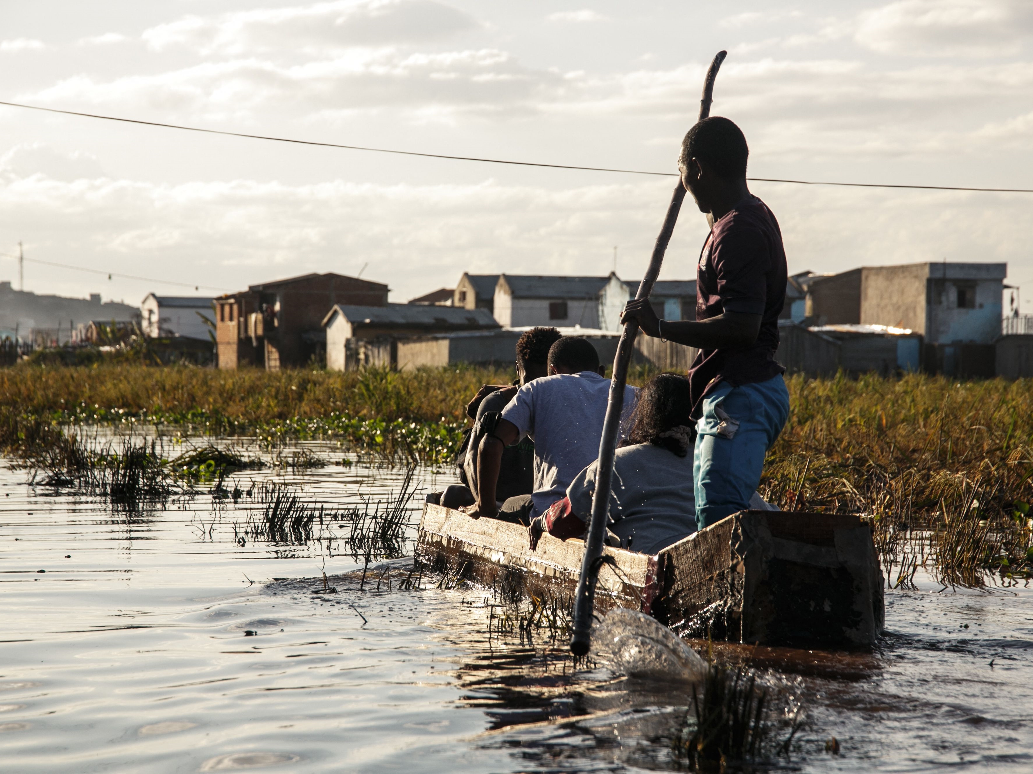 Warga di lingkungan banjir Ankasina seluas 67 hektare menggunakan perahu darurat untuk mencapai rumah mereka di Antananarivo , Madagaskar.