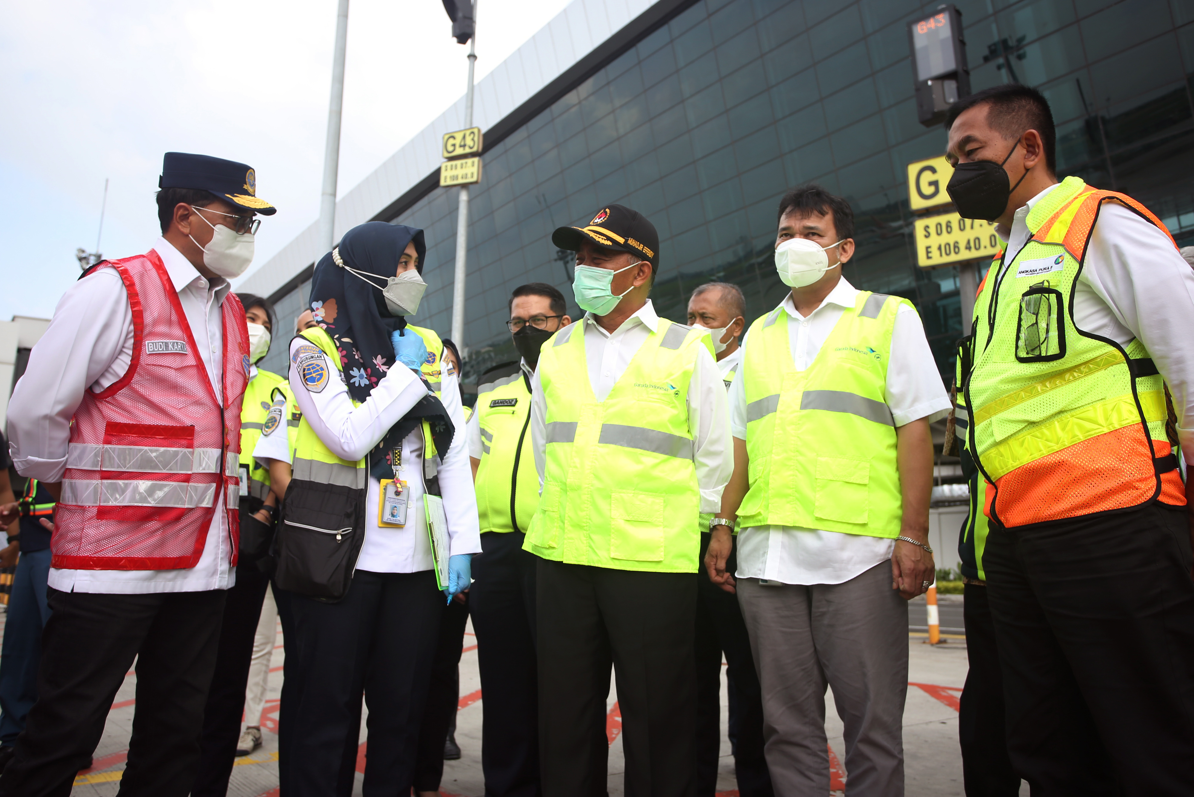 Menko PMK Muhadjir Effendy (ketiga kanan) bersama Menhub Budi Karya Sumadi (kiri) meninjau Bandara Soetta, Tangerang, Banteng.