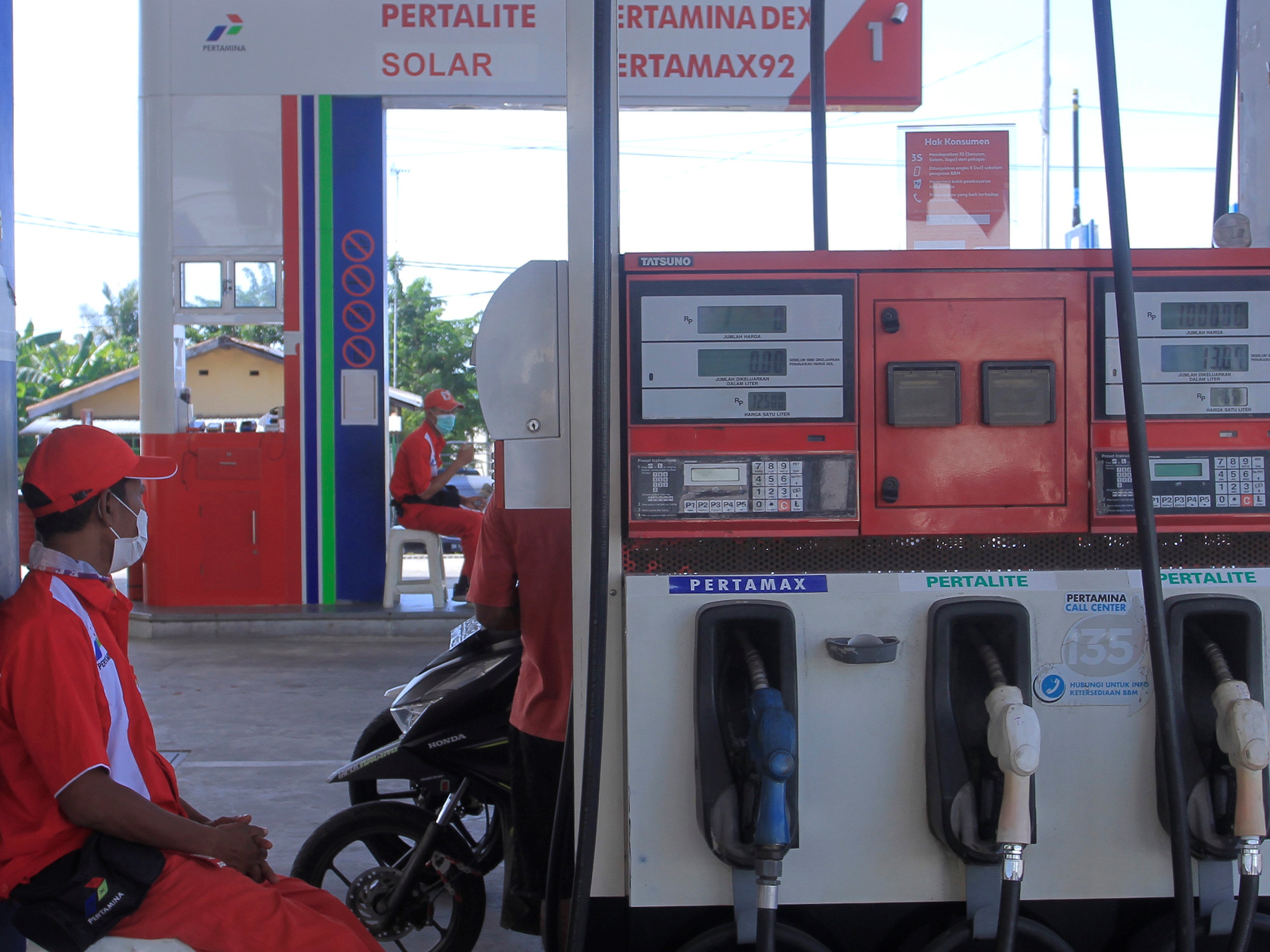 Petugas SPBU menunggu pergantian tugas di salah satu SPBU Kota Kupang, NTT, Selasa (5/4/2022).