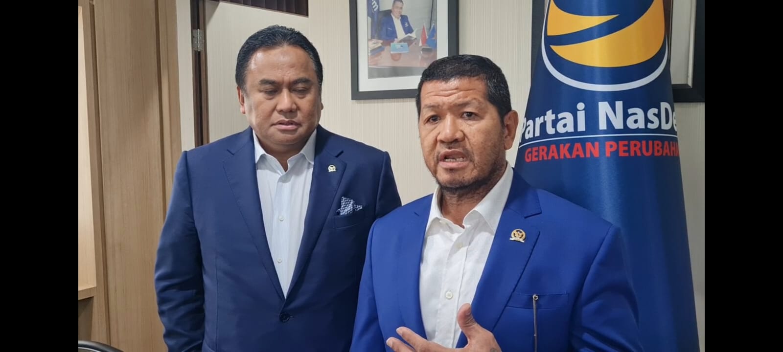 Ketua Fraksi NasDem Roberth Rouw (kanan)