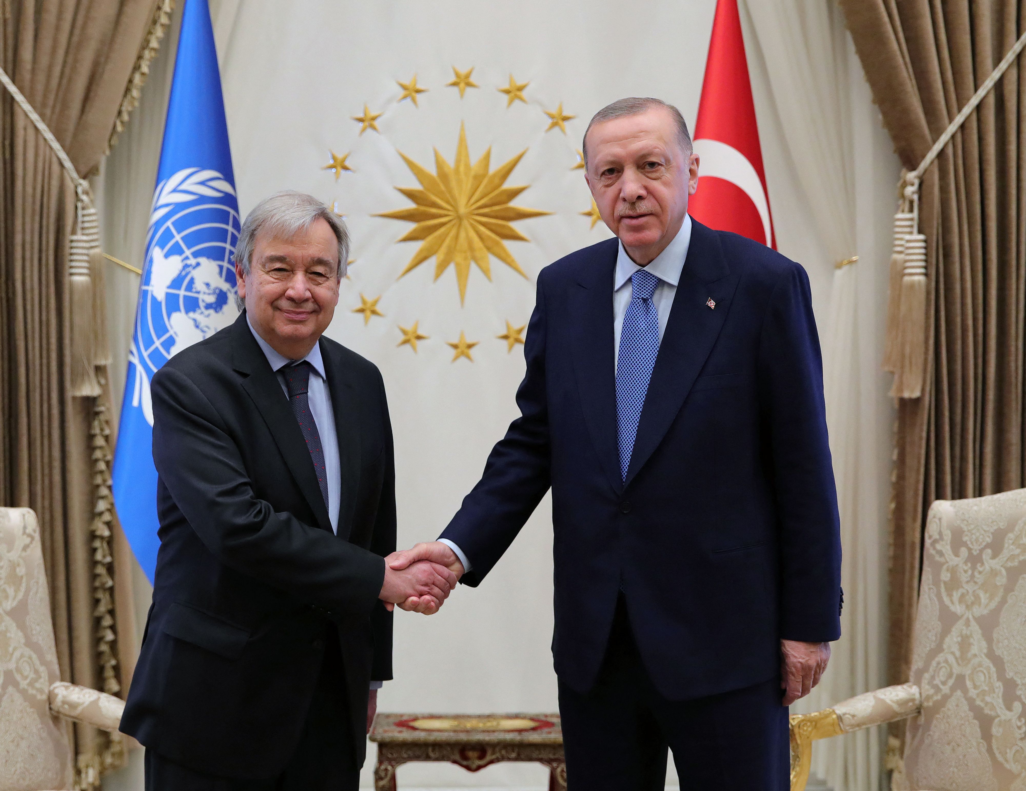 Presiden Turki Recep Tayyip Erdogan (kanan) menerima kunjungan Sekjen PBB General Antonio Guterres di Ankara, Turki, Senin (25/4).
