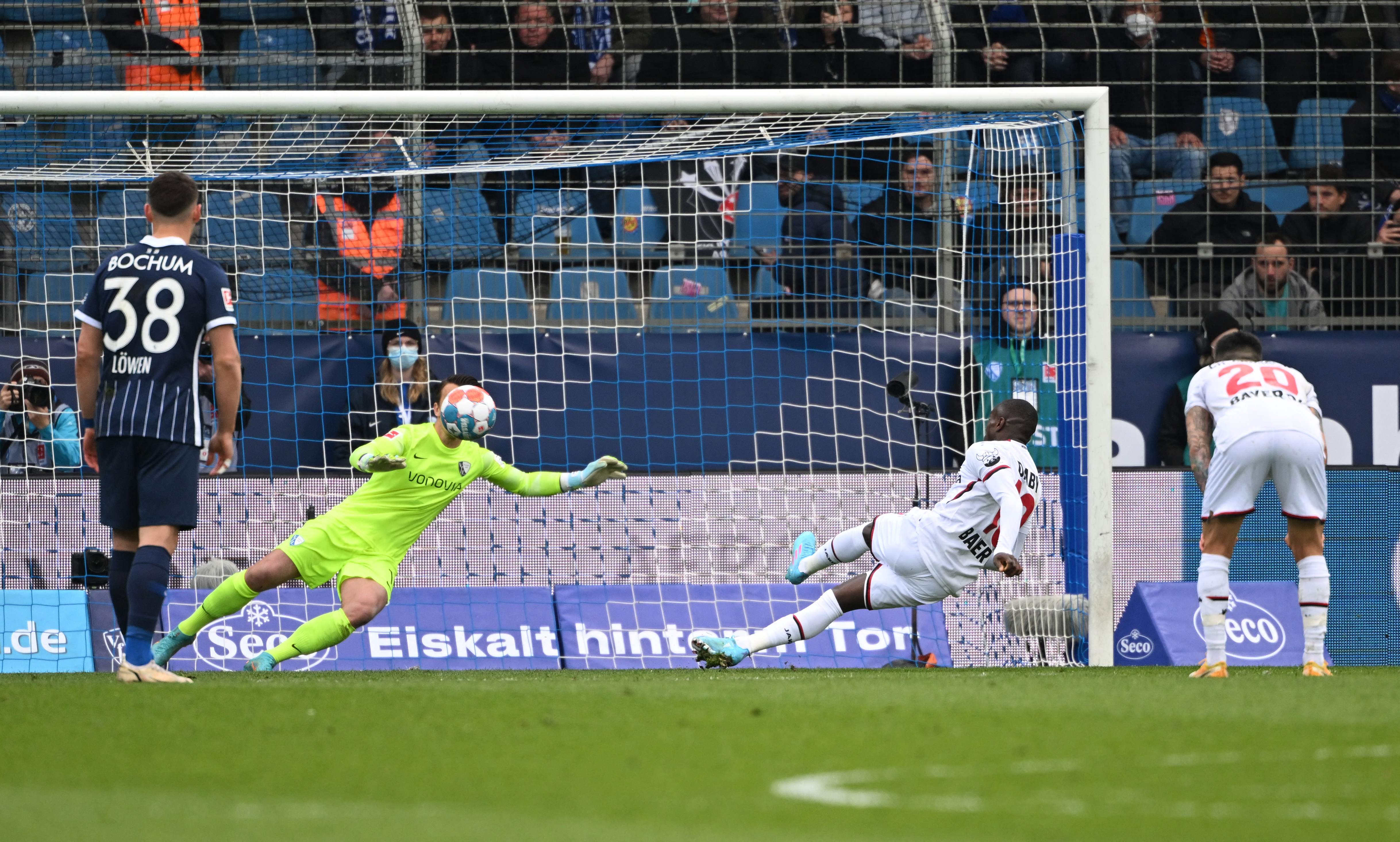 Penyerang Leverkusen Moussa Diaby terpeleset sehingga gagal melakukan eksekusi penalti dalam laga Bundesliga melawan Bochum.