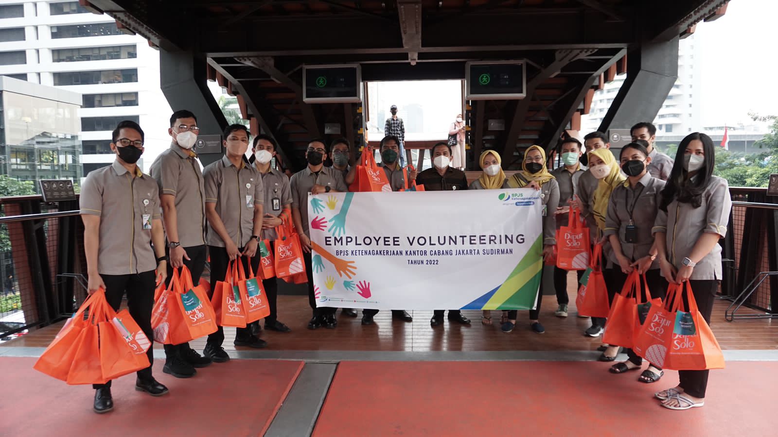 BPJAMSOSTEK Cabang Jakarta Sudirman mengadakan kegiatan berbagi takjil pada momentum Ramadan 1443 H di Jakarta.  