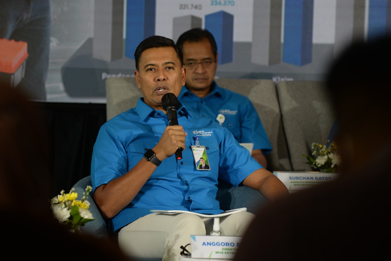 Direktur Utama BPJAMSOSTEK Anggoro Eko Cahyo pada konferensi pers Public Expose BPJS Ketenagakerjaan di Jakarta, Kamis (28/4).