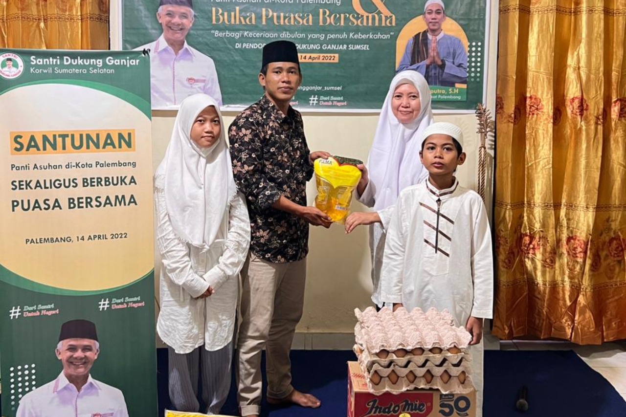 Santri Dukung Ganjar Sumatera Selatan memberikan santunan kepada panti asuhan Hidayatullah dan panti asuhan Harapan Karya Palembang