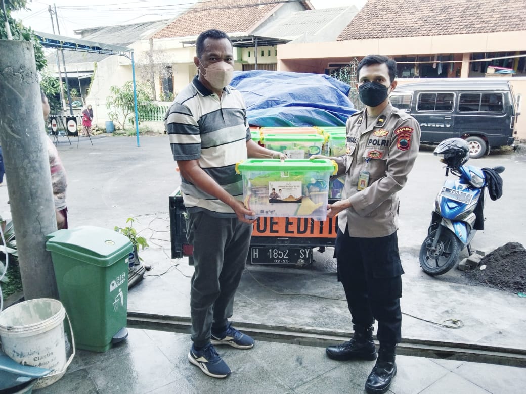 Serah terima 30 paket sembako itu berlangsung di Sekretariat JMSI Jateng, Kompleks GOR Trilomba Juang,  Kota Semarang, Jumat (29/4)