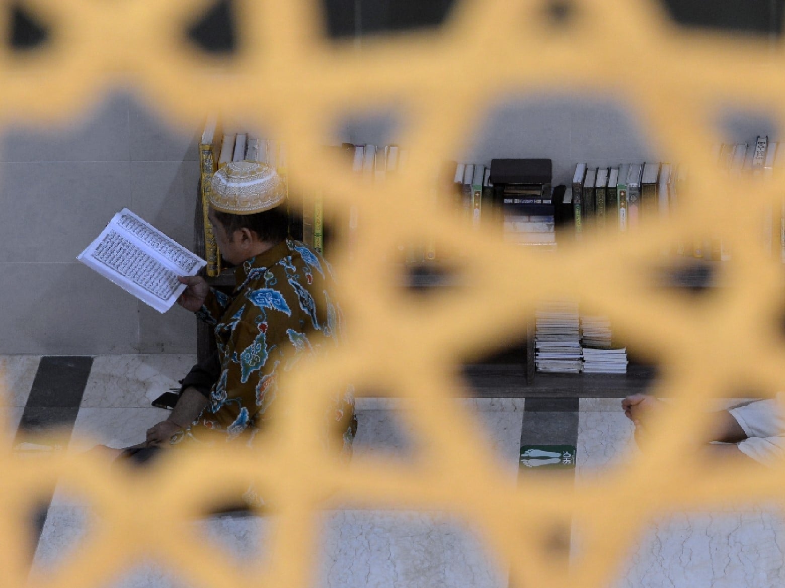 Umat muslim melakukan tadarus Al-Qur'an saat hari pertama puasa Ramadan 1443 H di Masjid Raya Baiturrahmah, Denpasar, Bali, Senin (4/4).