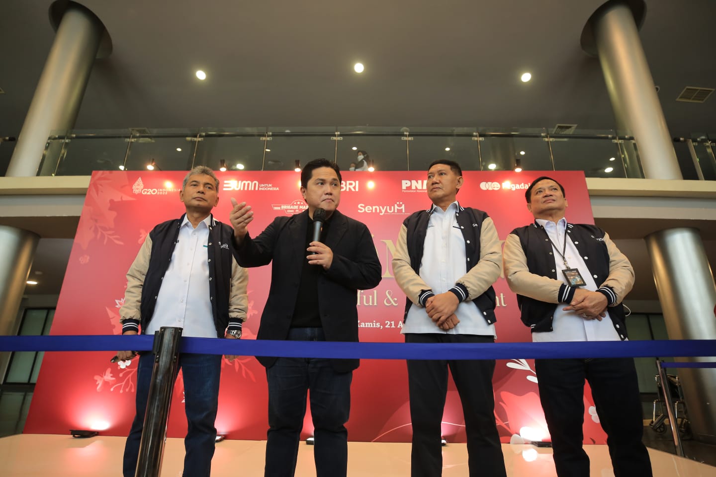 Menteri BUMN Erick Thohir (kedua dari kiri) dan Dirut BRI Sunarso (kiri) dalam acara WOMAN (Wonderful & Magnificent) 2022.