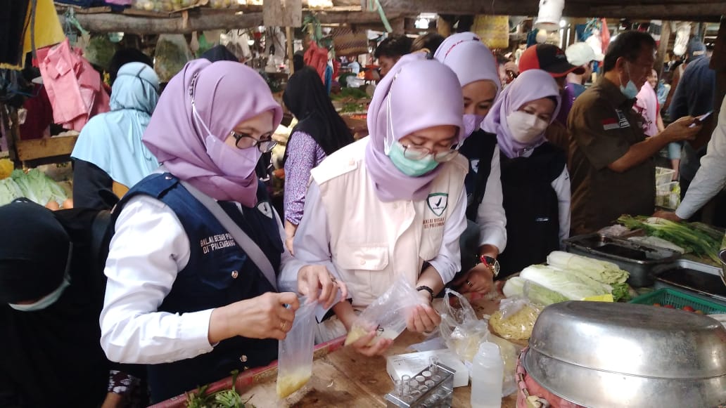 Sidak pangan mengandung bahan berbahaya yang dilakukan BPOM bersama instansi terkait di Pasar KM 5 Palembang.