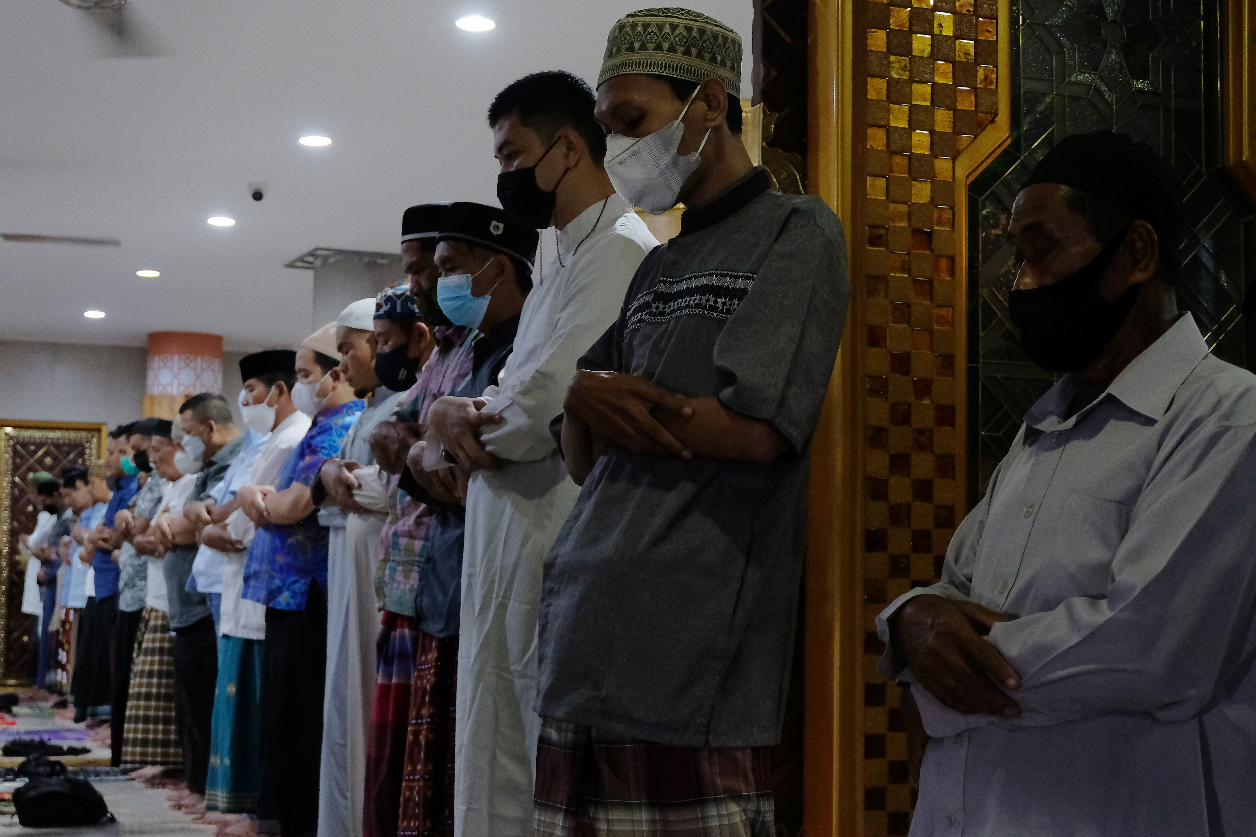 Umat Islam menggunakan masker saat melaksanakan Shalat Tarawih di Masjid Raya Baiturrahmah, Denpasar, Bali, Sabtu (2/4/2022).