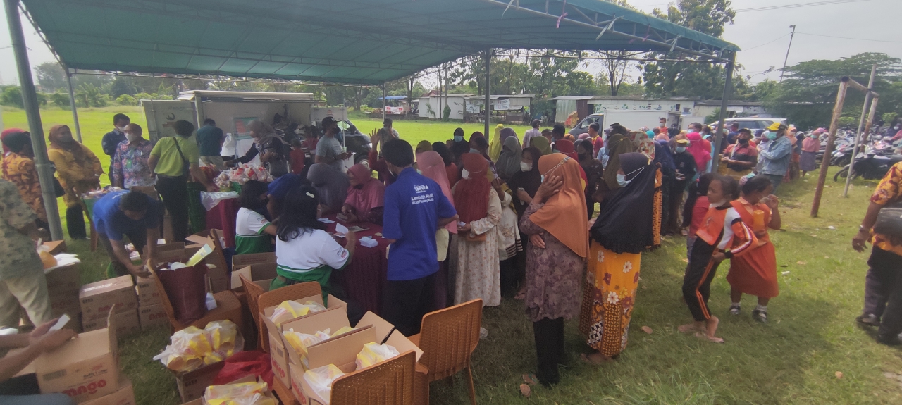 Warga mengantre saat operasi pasar untuk mendapatkan minyak goreng dengan harga sesuai HET karena di pasaran harganya meroket .