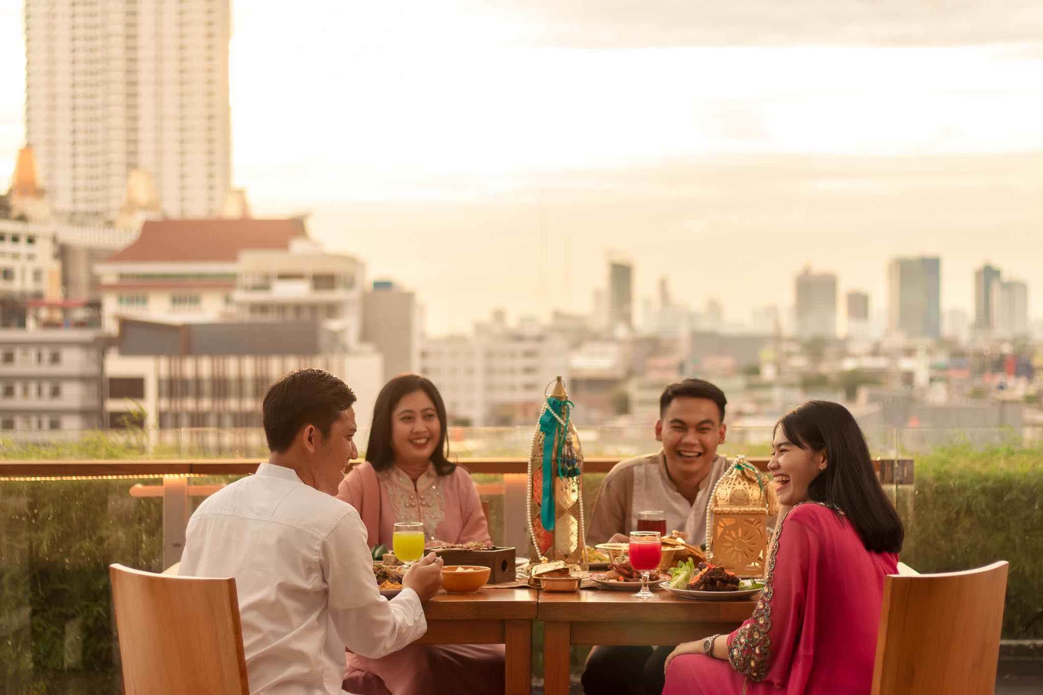 Sunset Iftar di The Residence On Five menawarkan pengalaman bersantap di lokasi semi terbuka di lantai lima dengan pemandangan matahari terb