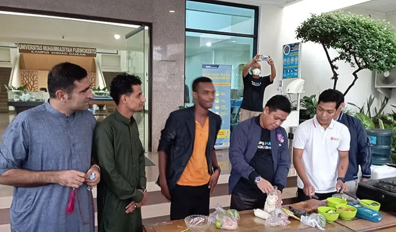 Rektor UMP Dr Jebul Suroso (dua dari kanan) saat memasak bersama mahasiswa asing sambil menunggu waktu berbuka puasa. 