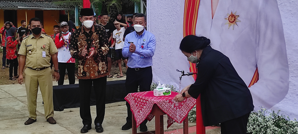 Ketua DPR RI Puan Maharani meresmikan mengalirnya air bersih ke Desa Gendayaan