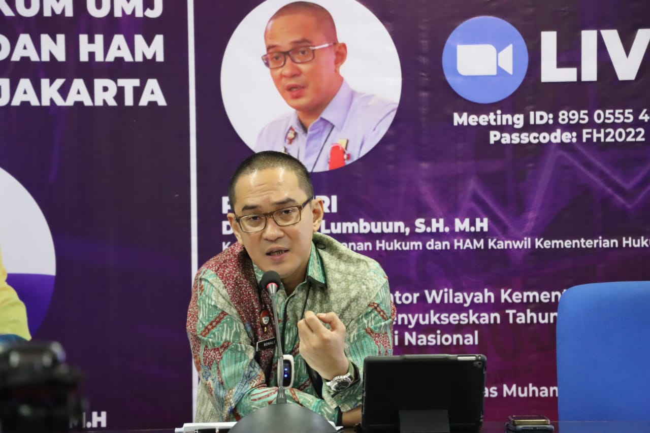  Ronald Lumbuun, Kepala Divisi Pelayanan Hukum dan HAM, Kantor Wilayah Hukum dan HAM DKI Jakarta Ketika memberikan kuliah umum.