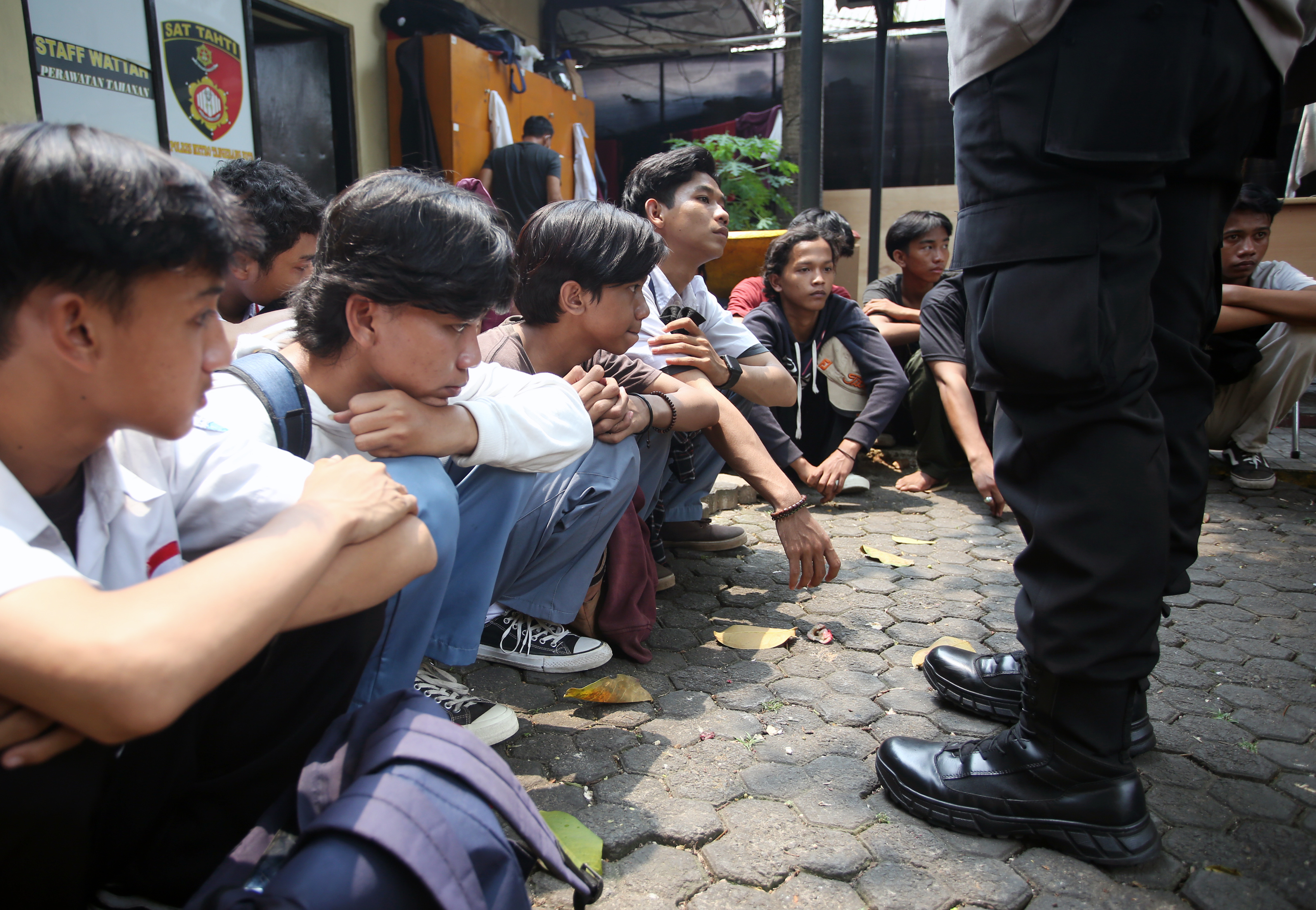 Polisi mendata pelajar dan remaja yang diamankan saat akan mengikuti aksi demo ke Jakarta di Mapolres Metro Tangerang Kota.