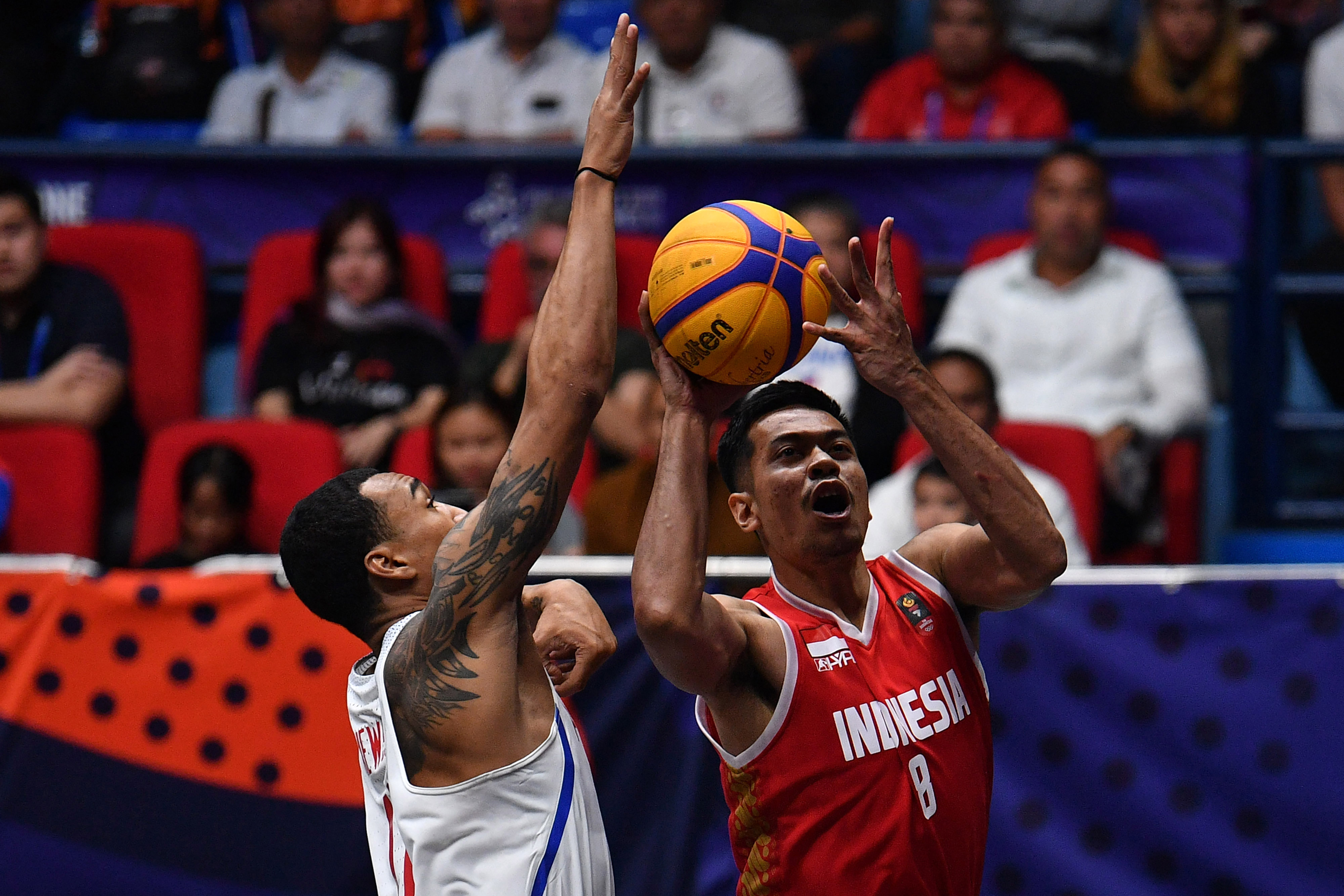 Pebasket Indonesia saat berlaga melawan pebasket Filipina.
