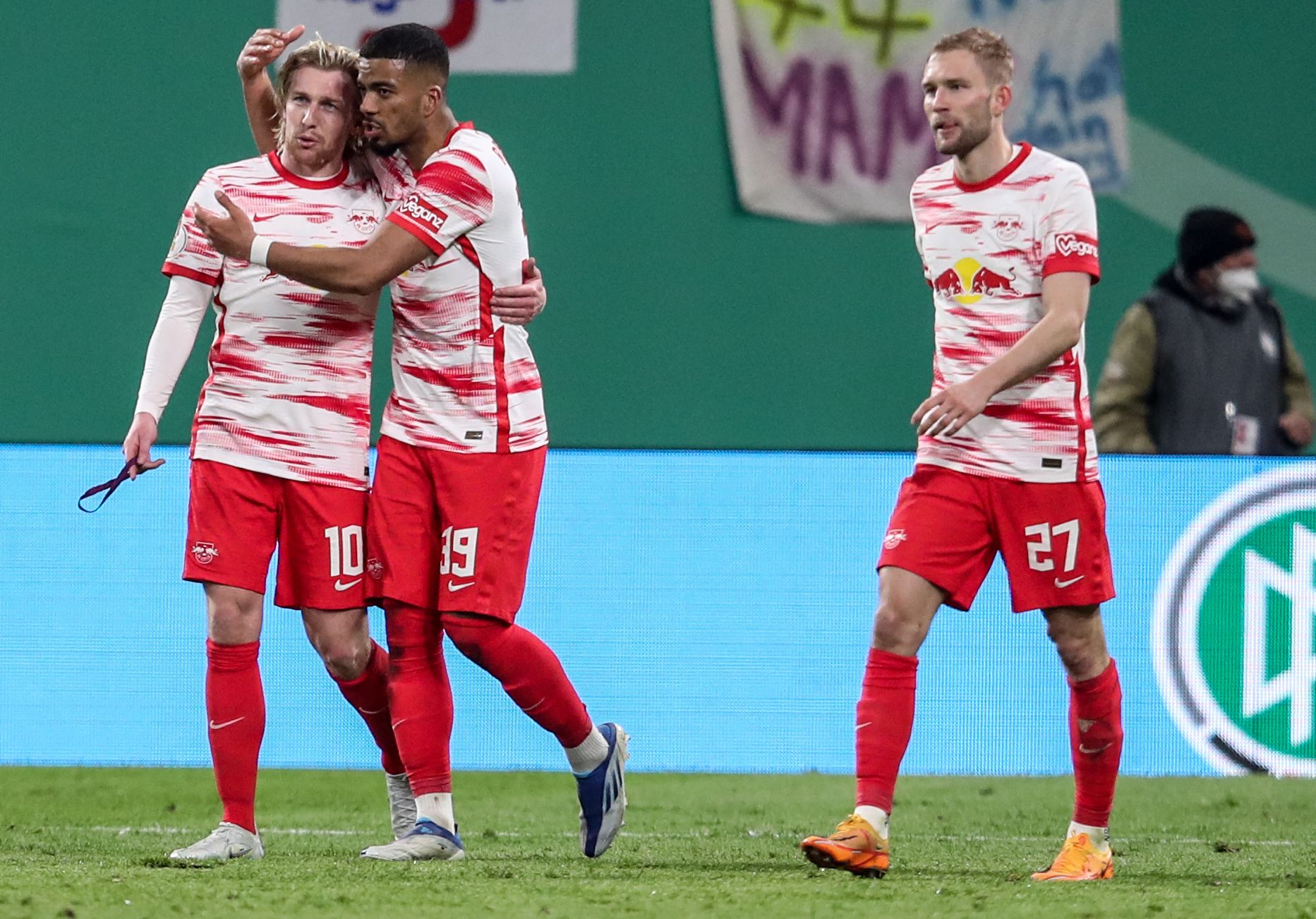 Gelandang RB Leipzig Emil Forsberg (kiri) melakukan selebrasi usai mencetak gol ke gawang Union Berlin di laga DFB Pokal.