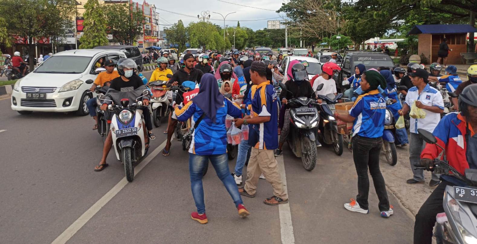 Sahabat Rico Sia berbagi takjil di Sorong, Papua Barat
