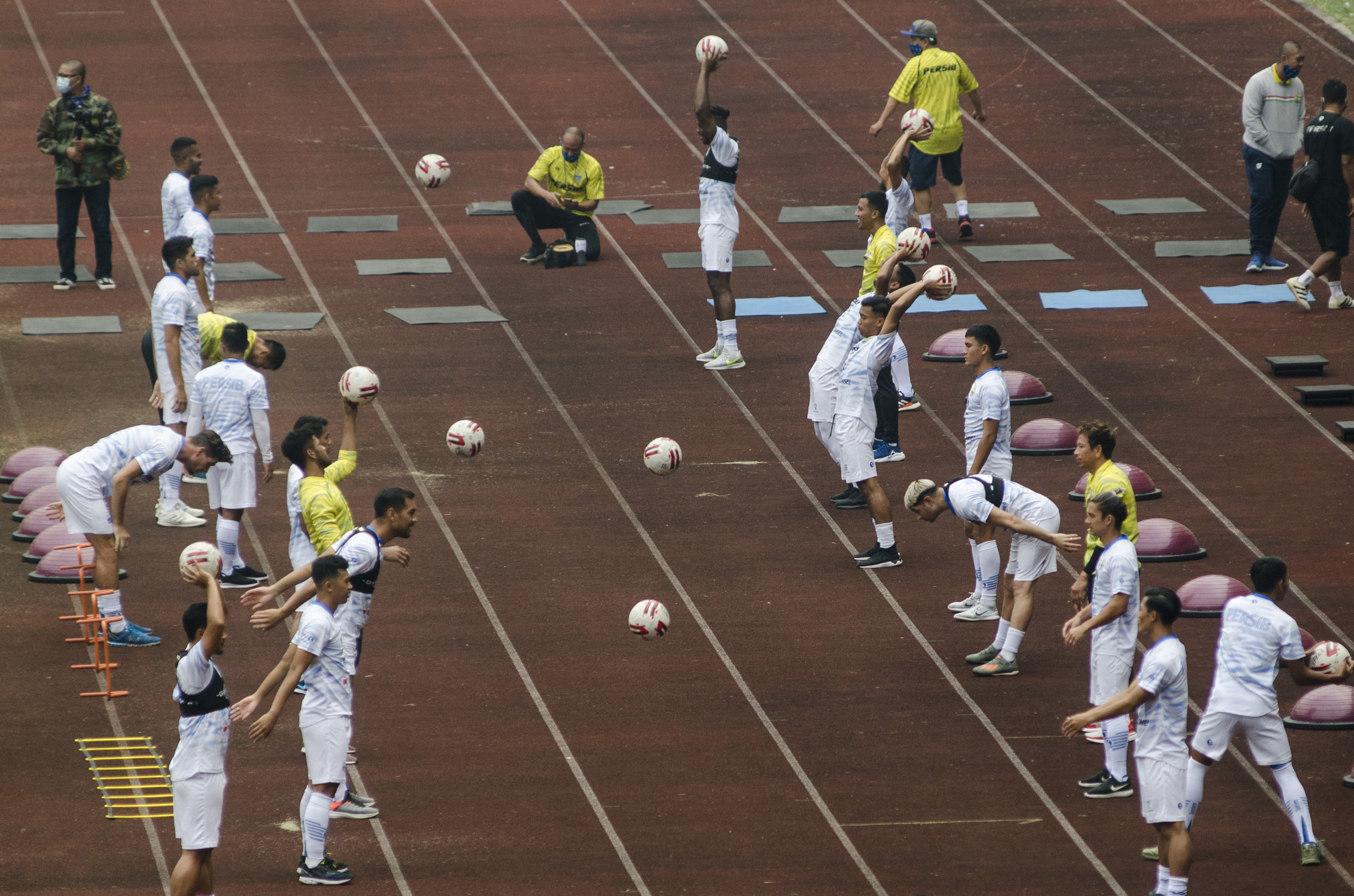Para pemain Persib Bandung menyelesaikan porsi latihan di Stadion GBLA, Bandung, Jawa Barat.