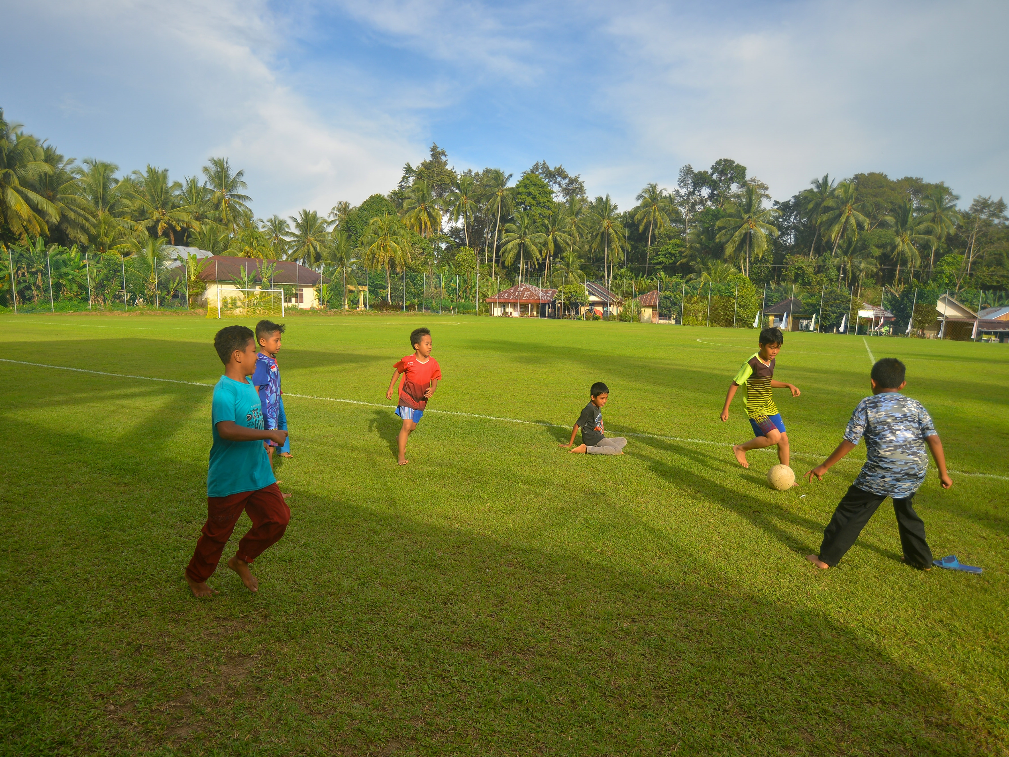 Sejumlah anak bermain bola di Desa Sikapak Timur, Kota Pariaman, Sumbar.