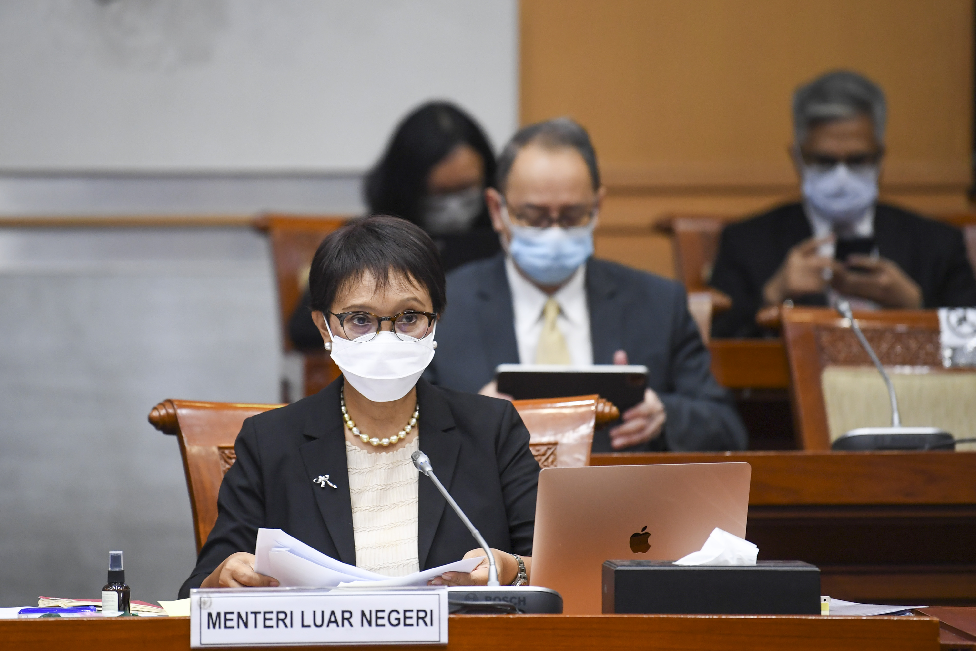 Menteri Luar Negeri Retno Marsudi (tengah)