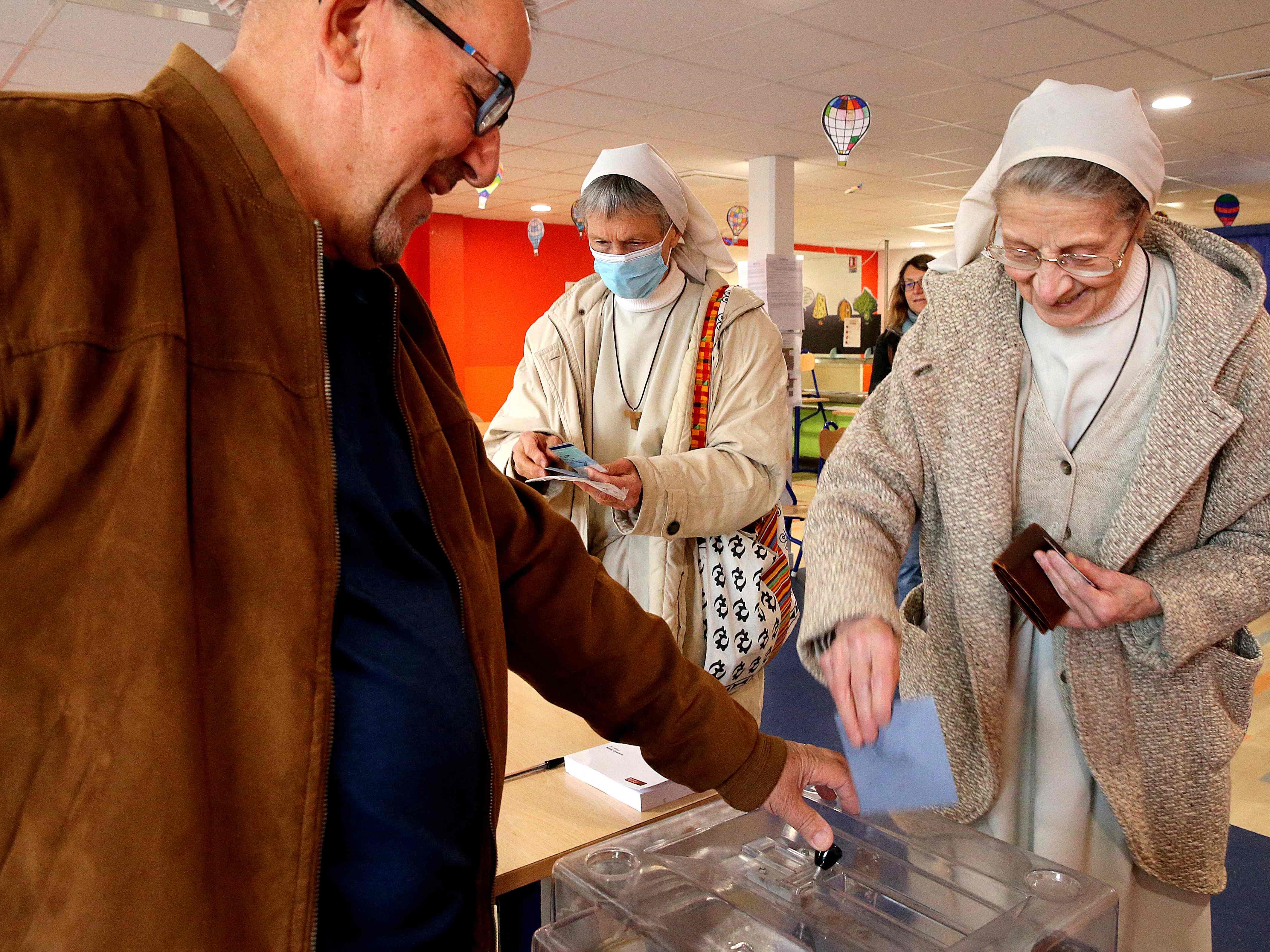 Biarawati Fransiskan dari ordo Saint Clare memberikan suaranya di tempat pemungutan suara selama putaran kedua pemilihan presiden Prancis.