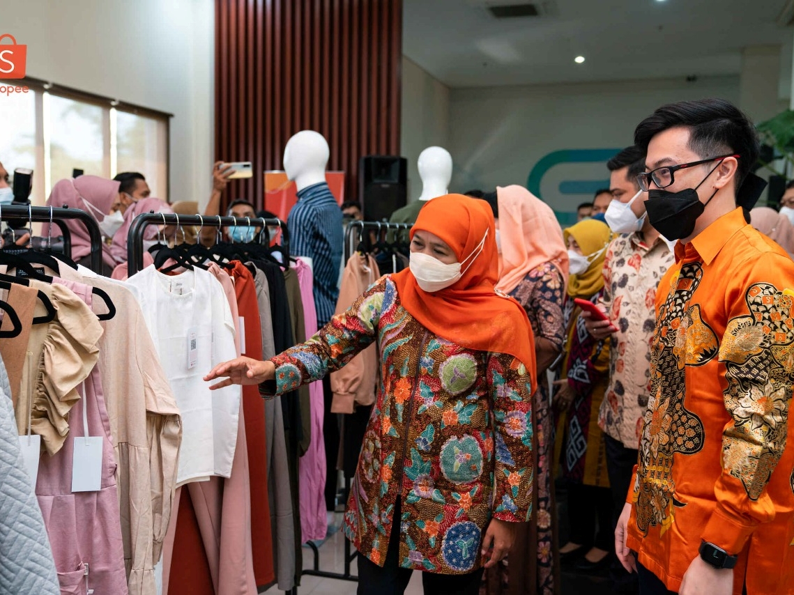 Gubernur Jawa Timur Khofifah Indar Parawansa bersama Direktur Eksekutif Shopee Indonesia Handhika Jahja.