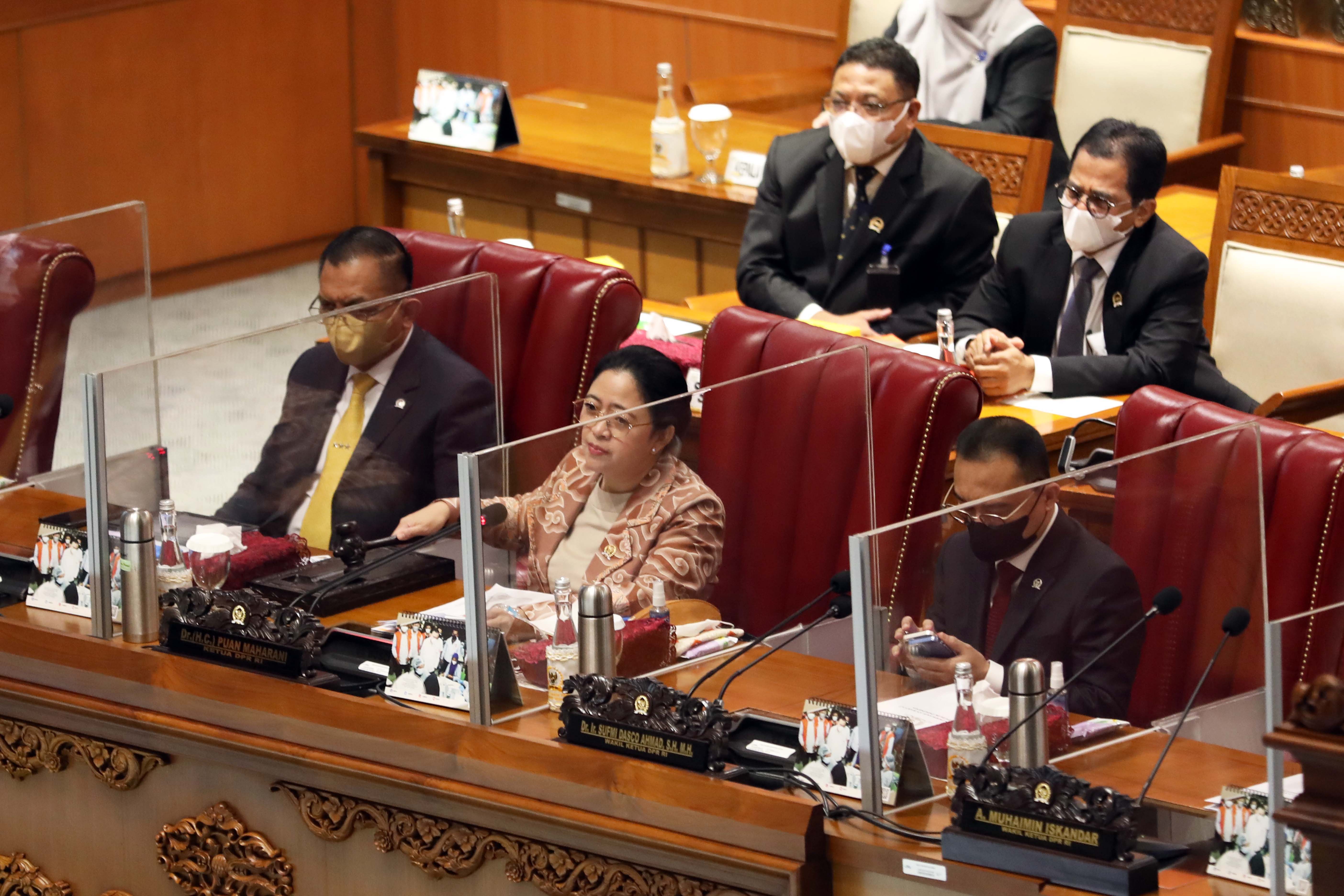Ketua DPR Puan Maharani bersama Wakil Ketua DPR Sufmi Dasco Ahmad dan Lodewijk F Paulus memimpin rapat paripurna.