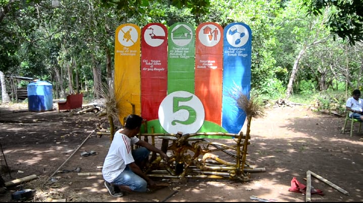 Desa Watotutu, Kecamatan Ile Mandiri,NTT ini akhirnya mempunyai desa Sanitasi Total Berbasis Masyarakat melalui sistem gotong royong.