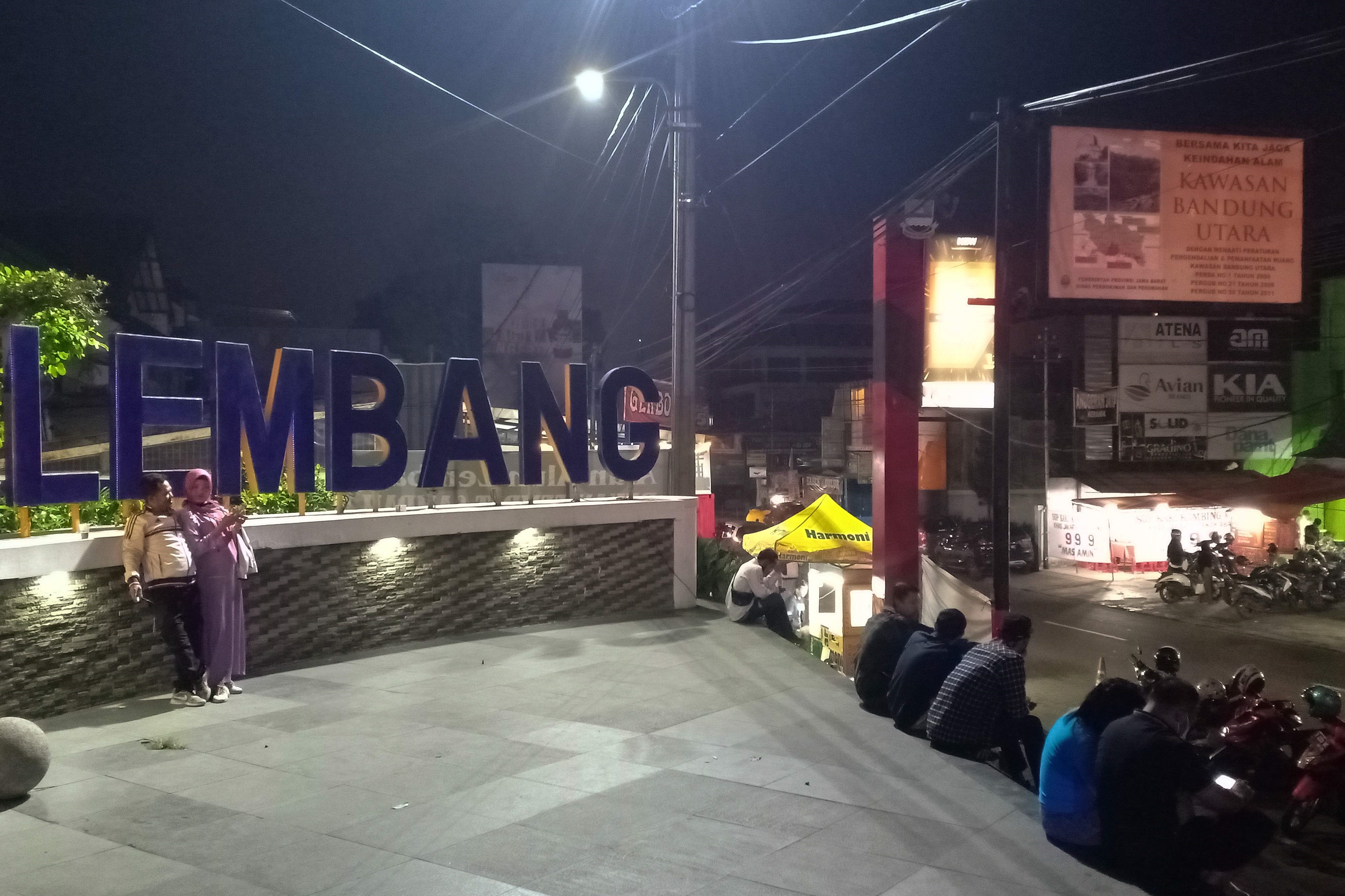 Sejumlah warga duduk-duduk di sekitar Alun-Alun Lembang pada malam pergantian tahun baru, Kamis (31/12) malam.