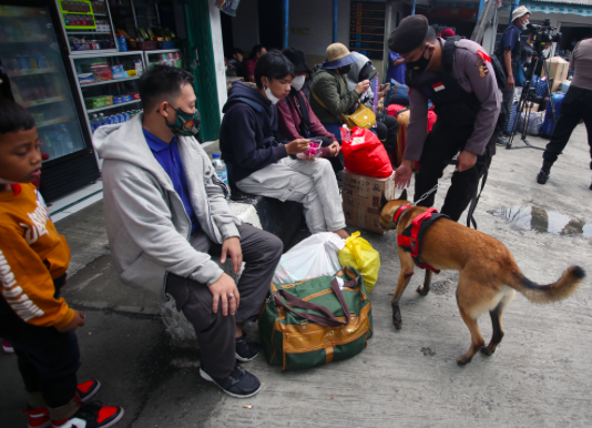Personel Dit Pol Satwa Mabes Polri unit K9 melakukan pemeriksaan barang bawaan pemudik di Terminal Bus Kalideres, Jakarta, Kamis (28/4/2022)