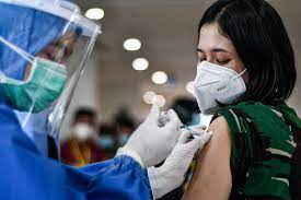 Vaksinatormenyuntikkan vaksin covid-19 kepada tenaga kesehatan di RS Darurat Wisma Atlet Kemayoran Jakarta. 