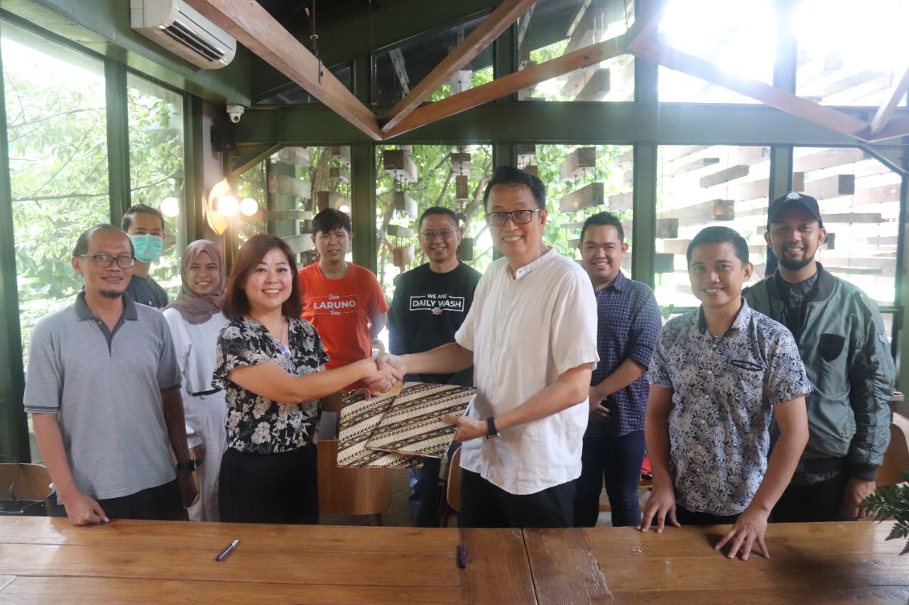 CEO Central Group Princip Muljadi, Shareholder Central Group Tung Desem Waringin bersama rekan-rekan