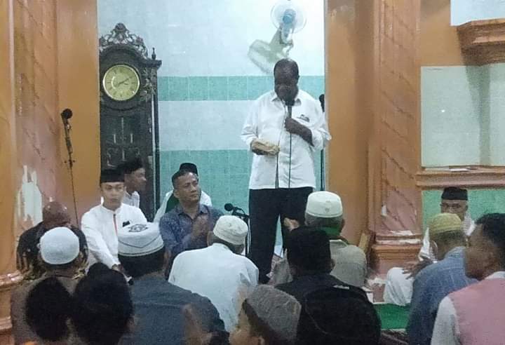 Bupati Sorong Dr. Johny Kamuru, saat Safari Ramadan 1443 H di Masjid Al-Mutaqim Malawele, Jl. Buncis, Kelurahan Malawele Distrik Aimas, Kabu