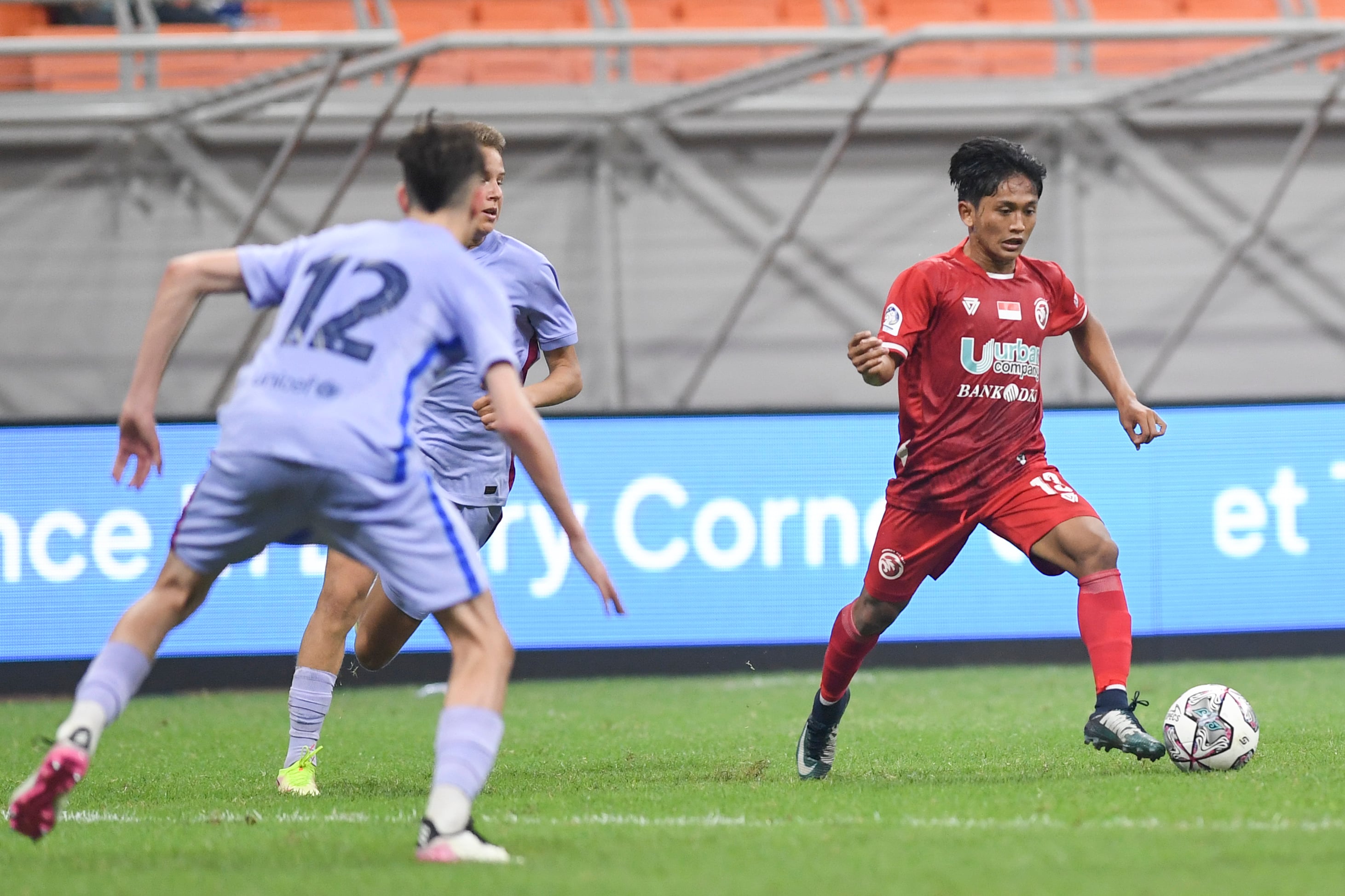 Pemain Barcelona U-18 saat berlaga melawan Indonesia All Stars U-20 di ajang IYC 2021