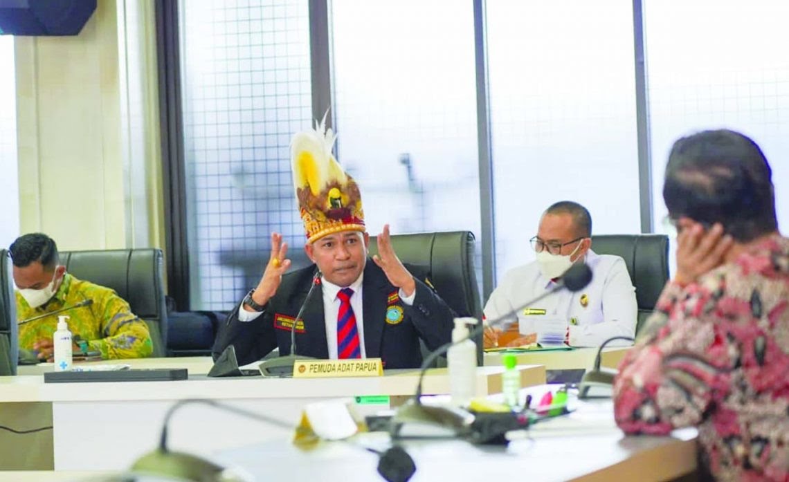 Ketua Umum DPN Pemuda Adat Papua, Jan Christian Arebo (tengah).